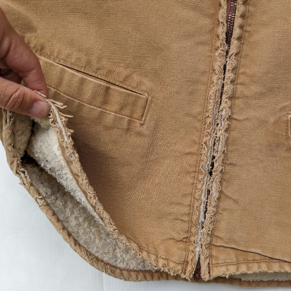 CARHARTT worn-in ripped distressed faded Sherpa lined tan duck vest coat - Picture 12 of 12